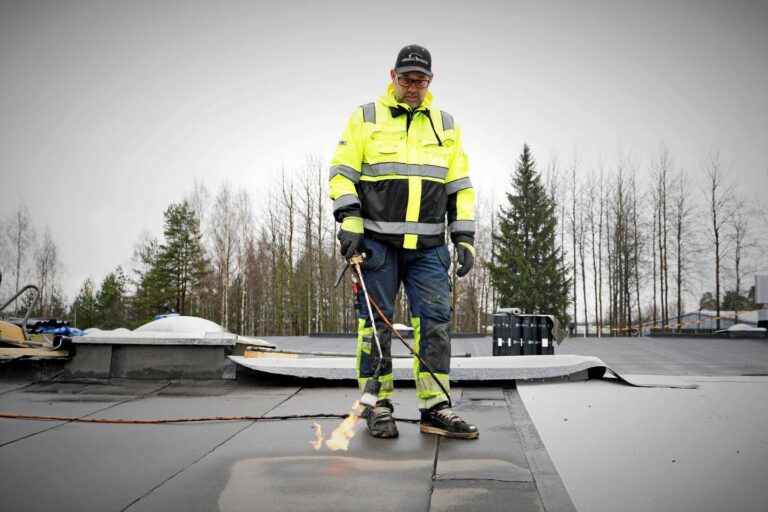 Huopakaton asennus voidaan tehdä myös vaalealla kermillä – Ekologista kattoa asentuu teollisuushallin katolle