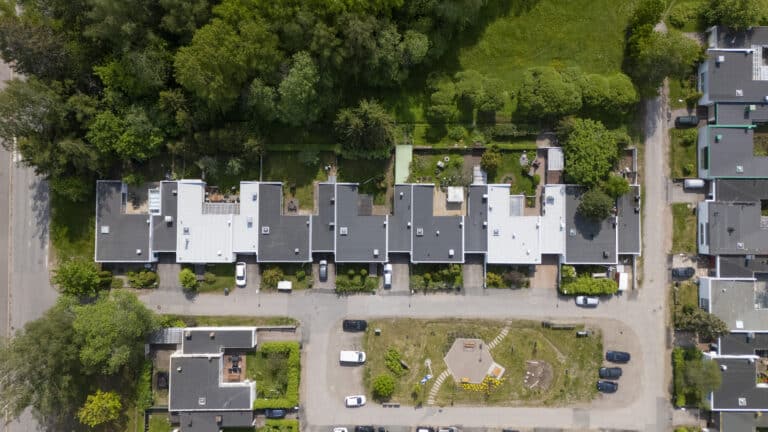 Ilmaa puhdistavaa kattoa Järvenpäähän – kaksi omakotitaloa sai uuden Noxite-bitumikatteen