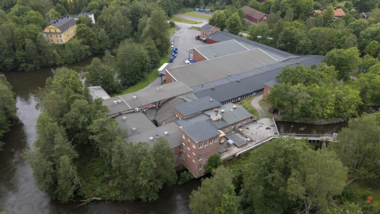 Kattotöitä kulttuurihistoriallisessa miljöössä – Uudenmaan Huopakatot Mustion Ruukissa
