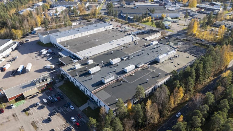 Tehokasta tekemistä Porvoossa – 4000 neliön kattoremontti hoitui ammattitaidolla