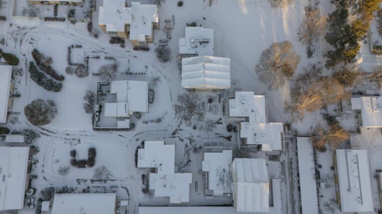 Pakkaset ja sateet eivät hidastaneet – Peuramäen viiden kerrostalon kattoprojekti vietiin maaliin suunnitellusti