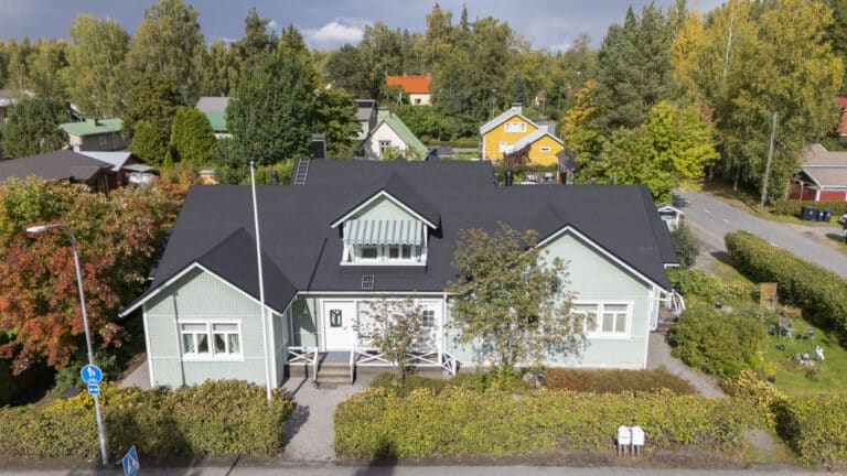 Riihimäellä jyrkkä katto pisti tekijät ja materiaalit koetukselle – Design-talon vanha huopakatto sai uuden ilmeen